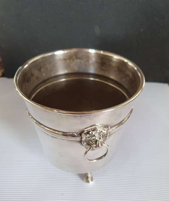 ANTIQUE  ICE BUCKET. HEAVY SILVER PLATED.
