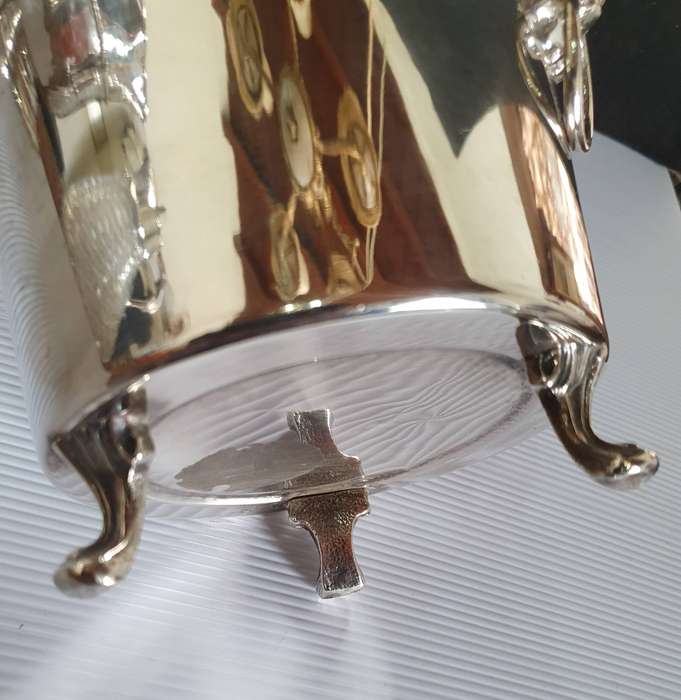 ANTIQUE  ICE BUCKET. HEAVY SILVER PLATED.
