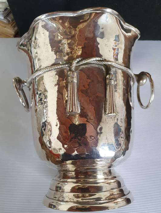 ANTIQUE BIG CHAMPAGNE ICE BUCKET. HAMMERED DESIGN HEAVY SILVER PLATED.