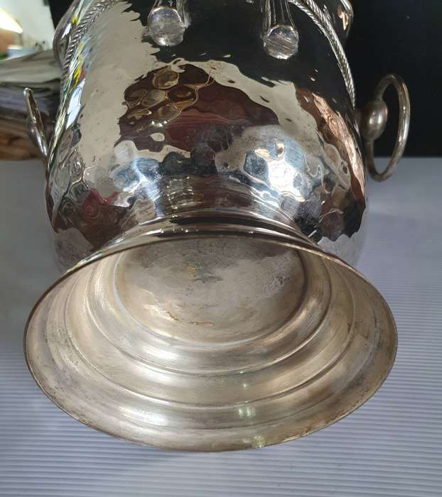 ANTIQUE BIG CHAMPAGNE ICE BUCKET. HAMMERED DESIGN HEAVY SILVER PLATED.