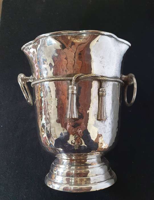 ANTIQUE BIG CHAMPAGNE ICE BUCKET. HAMMERED DESIGN HEAVY SILVER PLATED.