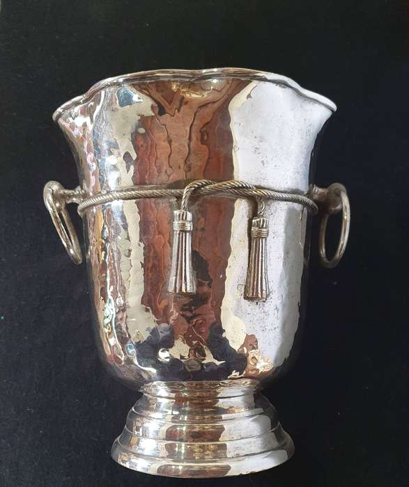 ANTIQUE BIG CHAMPAGNE ICE BUCKET. HAMMERED DESIGN HEAVY SILVER PLATED.