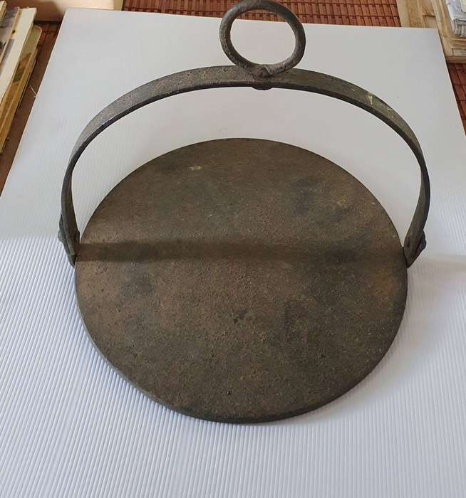 ANTIQUE 1850s CAST IRON HANGING GRIDDLE . FLATBREAD/PANCAKE