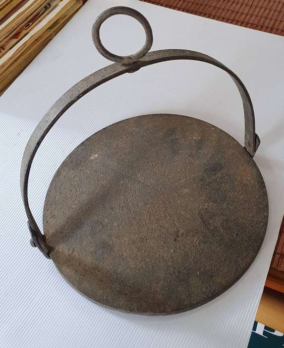 ANTIQUE 1850s CAST IRON HANGING GRIDDLE . FLATBREAD/PANCAKE