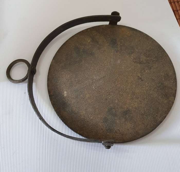 ANTIQUE 1850s CAST IRON HANGING GRIDDLE . FLATBREAD/PANCAKE