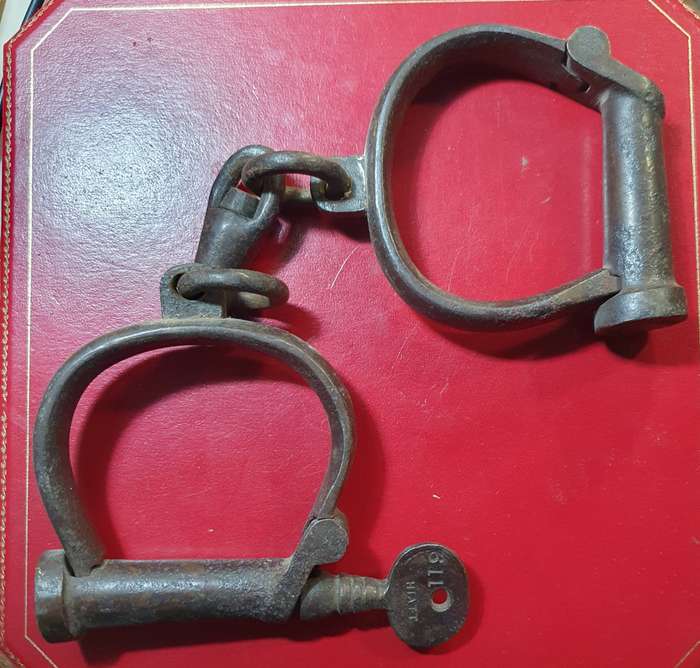 ANTIQUE 1800s HANDCUFFS WITH KEY. WORKING INTACT. HIAT.
