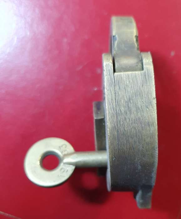 1960s BIG SOLID CHUBB BRASS PADLOCK & KEY. WORKING.