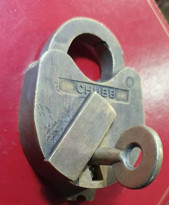 1960s BIG SOLID CHUBB BRASS PADLOCK & KEY. WORKING.
