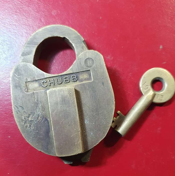 1960s BIG SOLID CHUBB BRASS PADLOCK & KEY. WORKING.