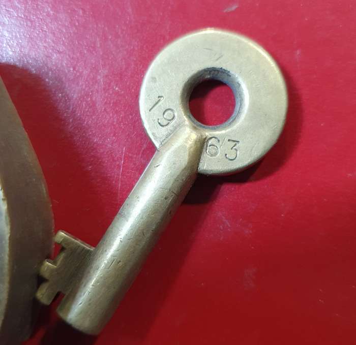 1960s BIG SOLID CHUBB BRASS PADLOCK & KEY. WORKING.