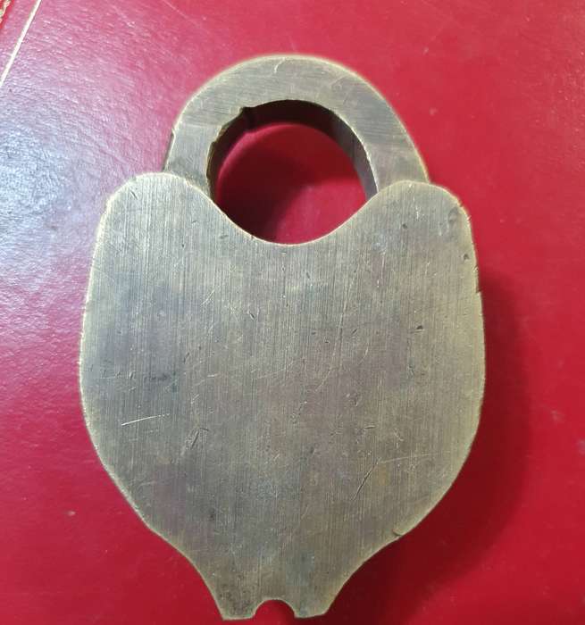 1960s BIG SOLID CHUBB BRASS PADLOCK & KEY. WORKING.