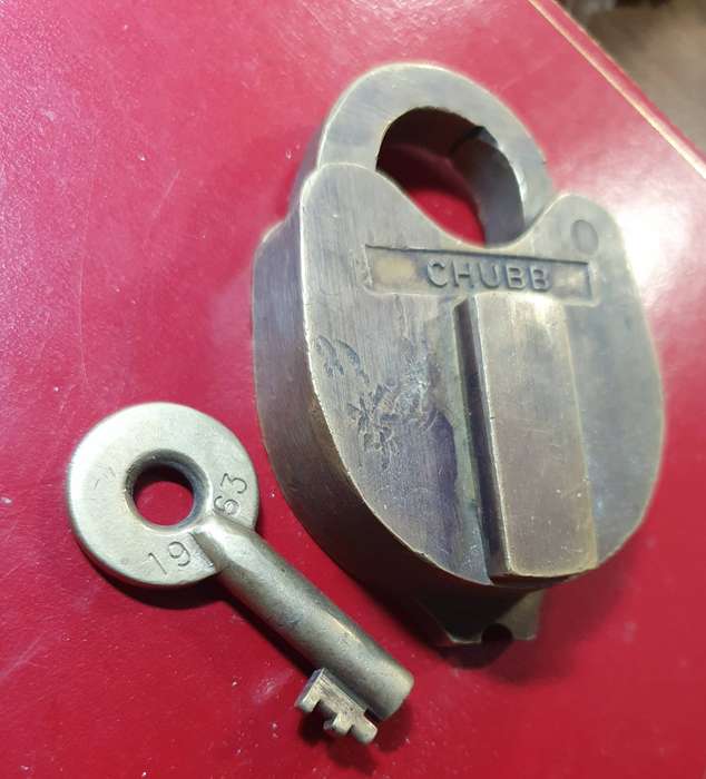1960s BIG SOLID CHUBB BRASS PADLOCK & KEY. WORKING.