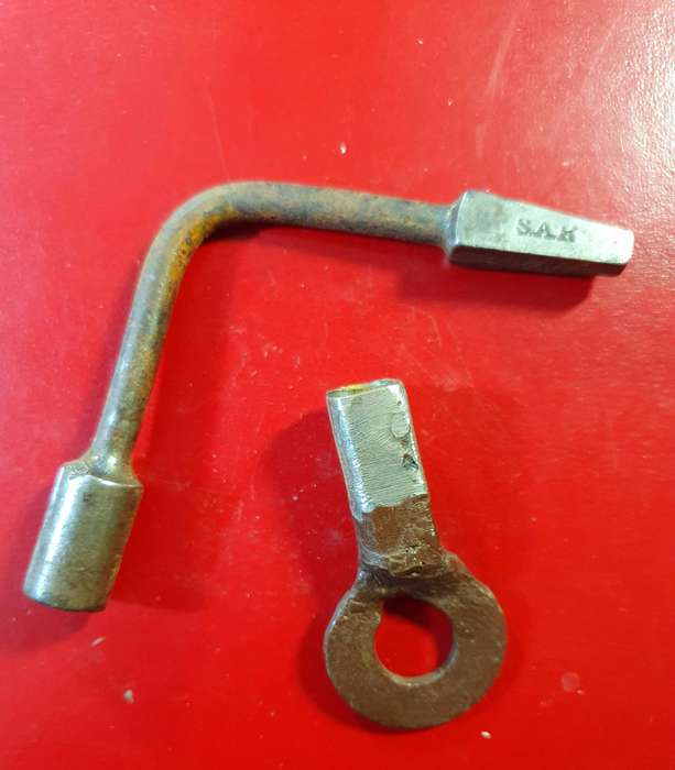 2 X VINTAGE SAR / SAS CONDUCTOR DOOR KEYS.