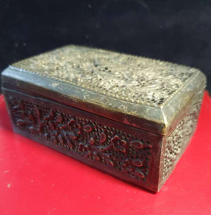 ANTIQUE BRASS JEWELLERY BOX WITH VERY FINE DETAIL.