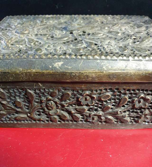 ANTIQUE BRASS JEWELLERY BOX WITH VERY FINE DETAIL.