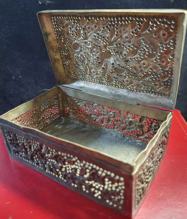 ANTIQUE BRASS JEWELLERY BOX WITH VERY FINE DETAIL.