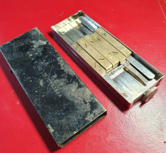 VINTAGE FEELER GAUGE SET IN METAL BOX. COMPLETE.