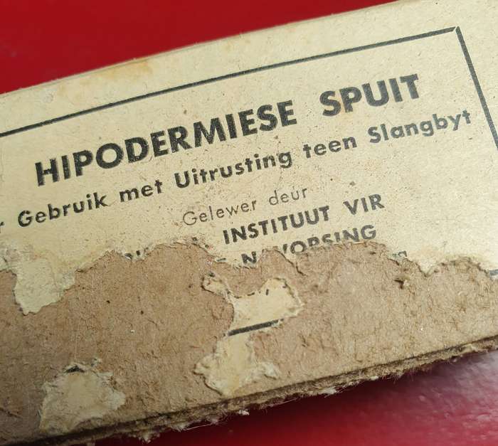 ANTIQUE GLASS SNAKE BYTE HIPODERMIESE SPUIT. STILL IN THE BOX !!