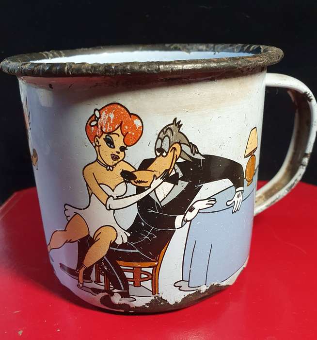 VERY SCARCE VINTAGE DEMONS AND MARVEILLES ENAMEL MUG.