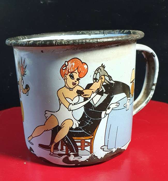 VERY SCARCE VINTAGE DEMONS AND MARVEILLES ENAMEL MUG.