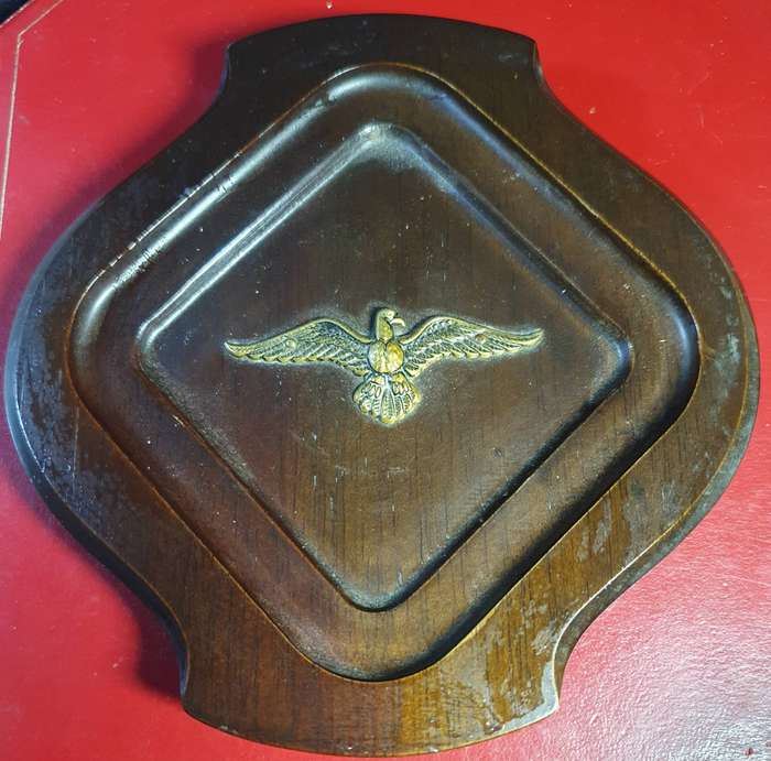 VINTAGE BRASS FLYING AMERICAN BALD EAGLE PLAQUE.