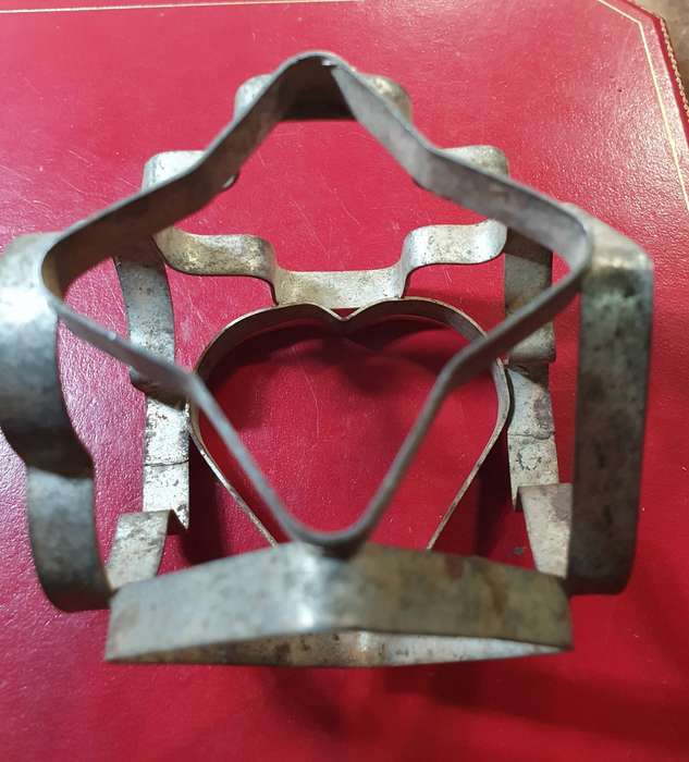ANTIQUE SIX FORM COOKIE PRESSER.
