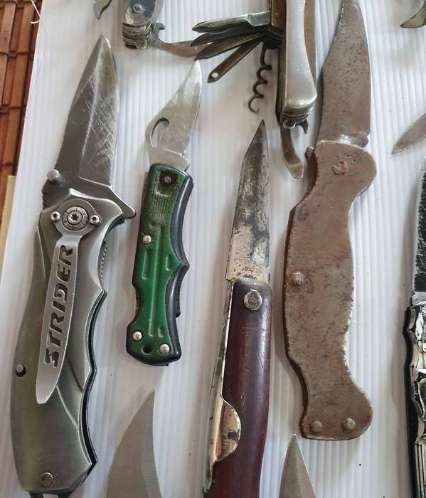 36 X VINTAGE FOLDING KNIFES AND MULTI TOOLS. GOOD TO WELL USED TO RESTORATION JOB.