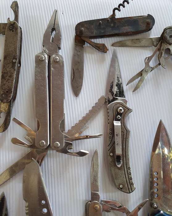 36 X VINTAGE FOLDING KNIFES AND MULTI TOOLS. GOOD TO WELL USED TO RESTORATION JOB.