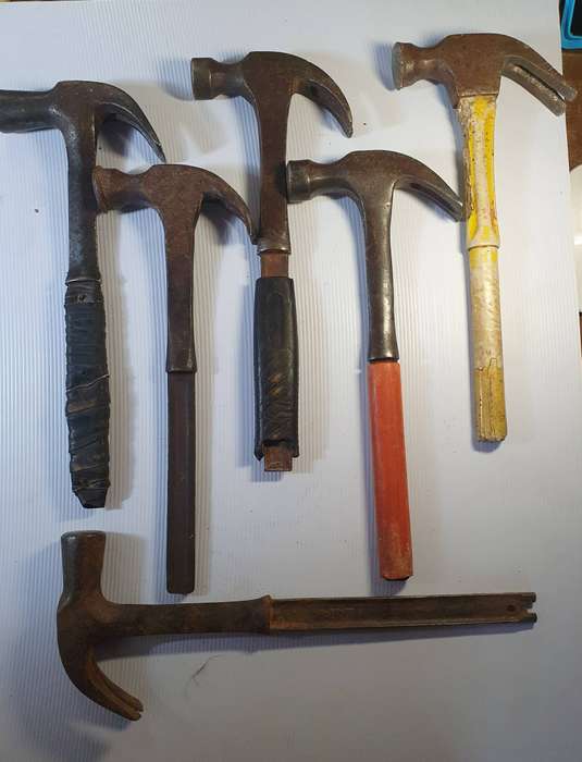6 X ANTIQUE TO VINTAGE CLAW HAMMERS. ONE BID FOR ALL.