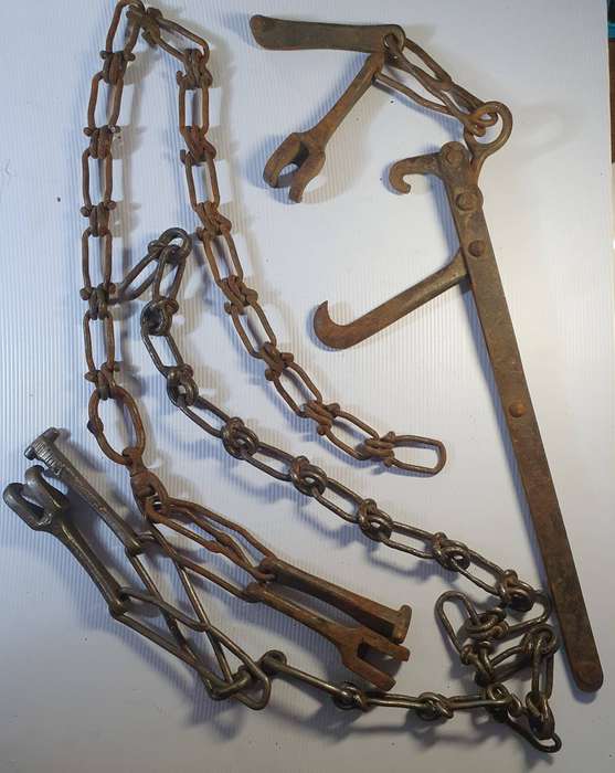 ANTIQUE DRAAD TREK / WIRE STRAINER TOOL WITH EXTRA CHAIN GRABER HOOKS.