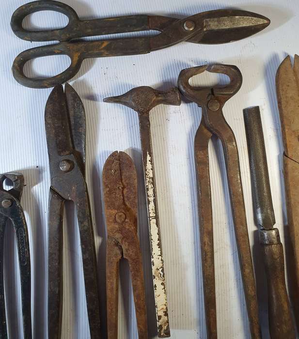 9 X ANTIQUE BLACK SMITH TOOLS INCLUDING HUGE STEEL CLIPPER. ONE BID FOR ALL.