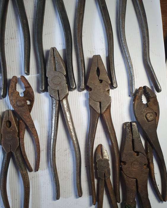 22 X ANTIQUE TO VINTAGE PLIERS COLLECTION. SOME STUNNING MAKERS MARKS. ONE BID FOR ALL. LOT B