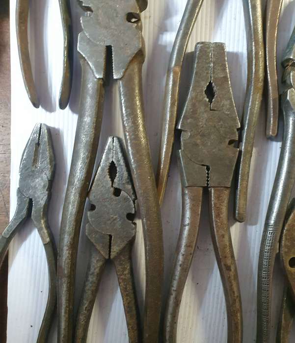 33 X ANTIQUE TO VINTAGE PLIERS COLLECTION. SOME STUNNING MAKERS MARKS. ONE BID FOR ALL. LOT A