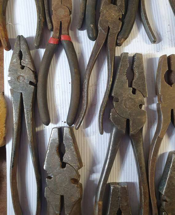 33 X ANTIQUE TO VINTAGE PLIERS COLLECTION. SOME STUNNING MAKERS MARKS. ONE BID FOR ALL. LOT A