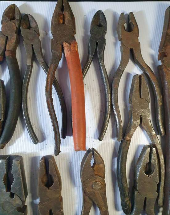33 X ANTIQUE TO VINTAGE PLIERS COLLECTION. SOME STUNNING MAKERS MARKS. ONE BID FOR ALL. LOT A