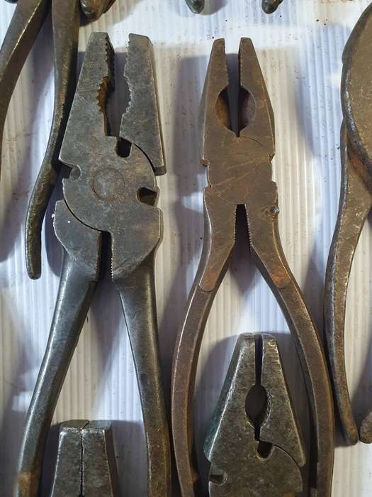 33 X ANTIQUE TO VINTAGE PLIERS COLLECTION. SOME STUNNING MAKERS MARKS. ONE BID FOR ALL. LOT A