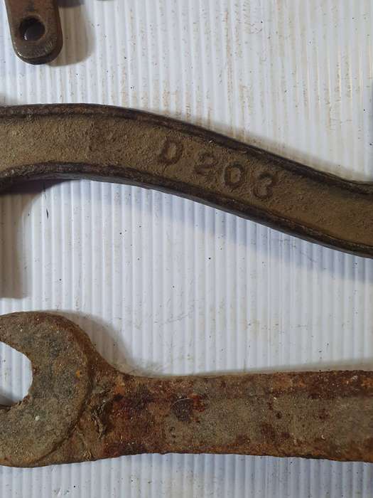 19 X ANTIQUE TO VINTAGE TOOLS. SOME STUNNING MAKERS MARKS. ONE BID FOR ALL. LOT A
