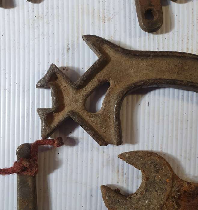 19 X ANTIQUE TO VINTAGE TOOLS. SOME STUNNING MAKERS MARKS. ONE BID FOR ALL. LOT A