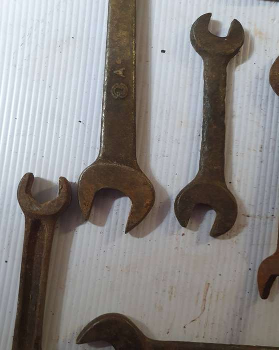 19 X ANTIQUE TO VINTAGE TOOLS. SOME STUNNING MAKERS MARKS. ONE BID FOR ALL. LOT A