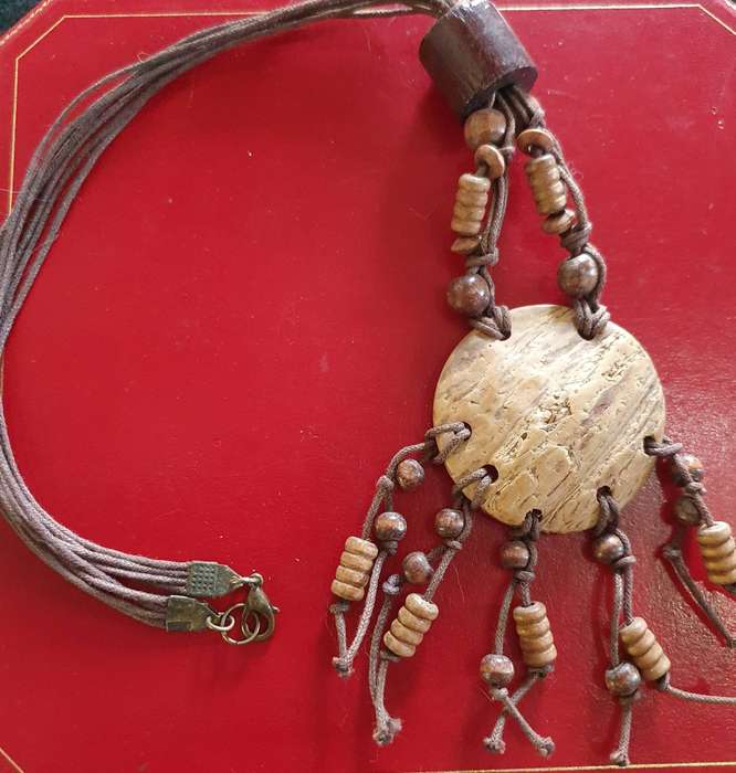 VINTAGE TRIBAL NECKLACE WITH SHELL AND WOOD BEADS.