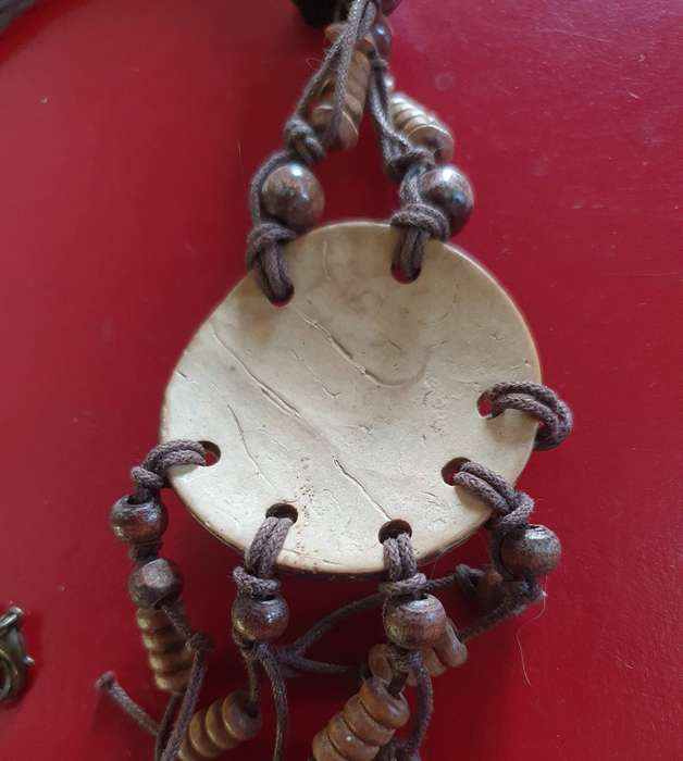 VINTAGE TRIBAL NECKLACE WITH SHELL AND WOOD BEADS.