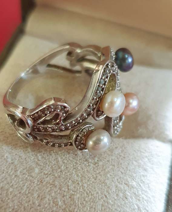 VINTAGE .925 STERLING RING WITH 4 X AKOYA PEARLS. VERY FINE DETAIL !!