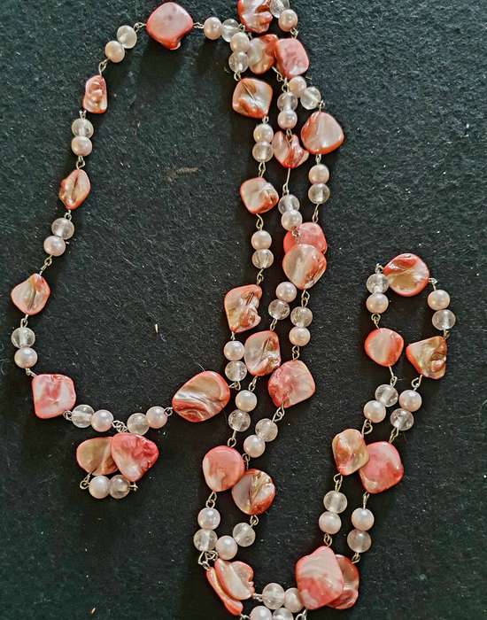 VINTAGE HIGH END PINK SHELL NECKLACE  . HAND CRAFTED DETAIL. 1.20m LONG.