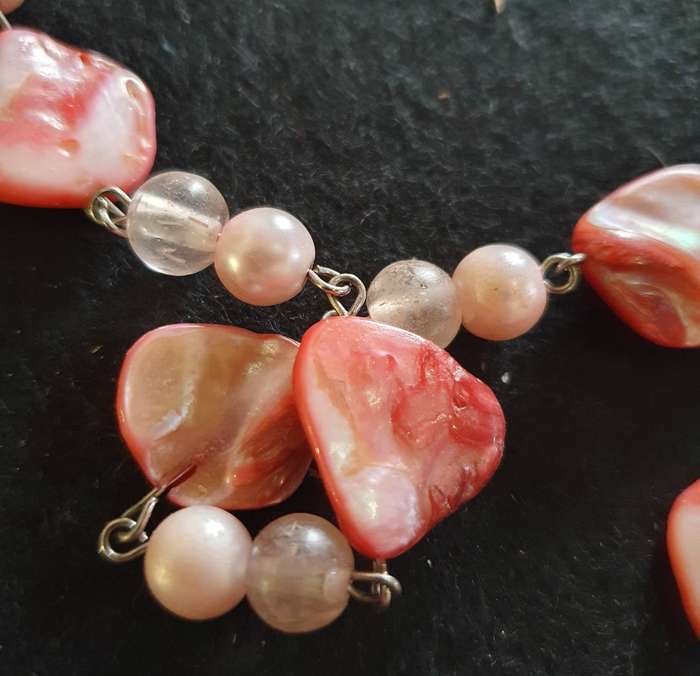 VINTAGE HIGH END PINK SHELL NECKLACE  . HAND CRAFTED DETAIL. 1.20m LONG.