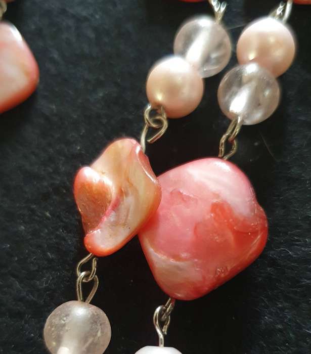 VINTAGE HIGH END PINK SHELL NECKLACE  . HAND CRAFTED DETAIL. 1.20m LONG.