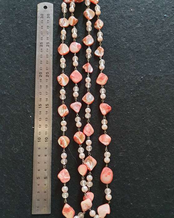 VINTAGE HIGH END PINK SHELL NECKLACE  . HAND CRAFTED DETAIL. 1.20m LONG.