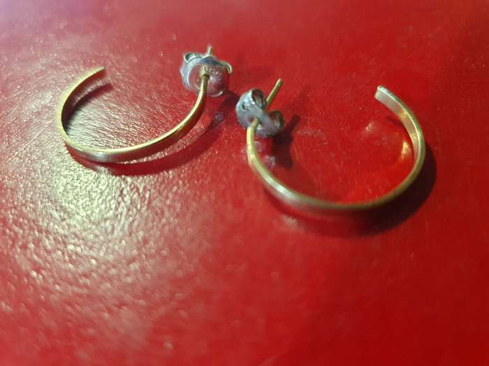 9ct GOLD EAR RINGS. 1.4g WITHOUT STOPPERS.