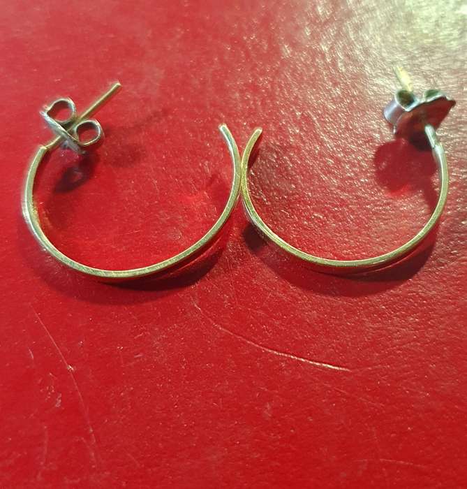9ct GOLD EAR RINGS. 1.4g WITHOUT STOPPERS.