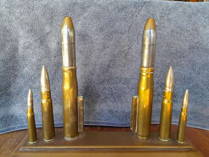 WW2 Trench Art  with 1942 20 mm MVII, Vickers K42 fiz and 303 bullets - (bullets all deactivated)