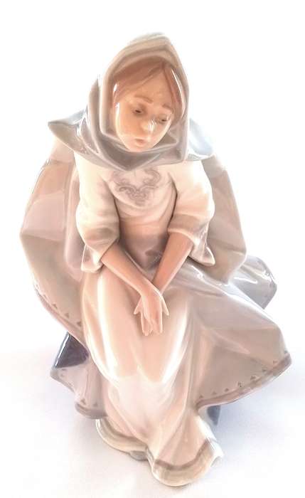 Lladro   -   MARY  5747   -  Figure